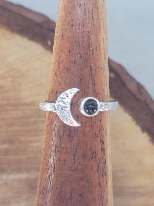 Hammered silver ring / Moon ring / Simple / Simplicity / Minimal / Gift / Elegant / Stackable rings / Hammered / Silver / Cute