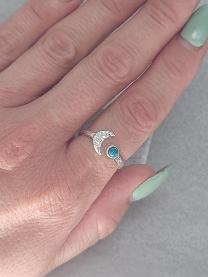 Hammered silver ring / Moon ring / Simple / Simplicity / Minimal / Gift / Elegant / Stackable rings / Hammered / Silver / Cute