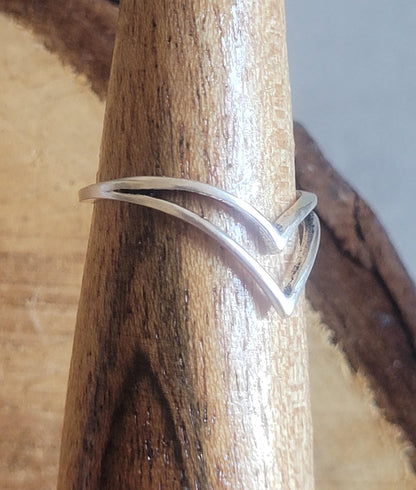 Simple silver ring / Classic ring / Gift / Timeless / Minimal / Minimalist / Pretty / Everyday wear / Point ring / Thumb ring