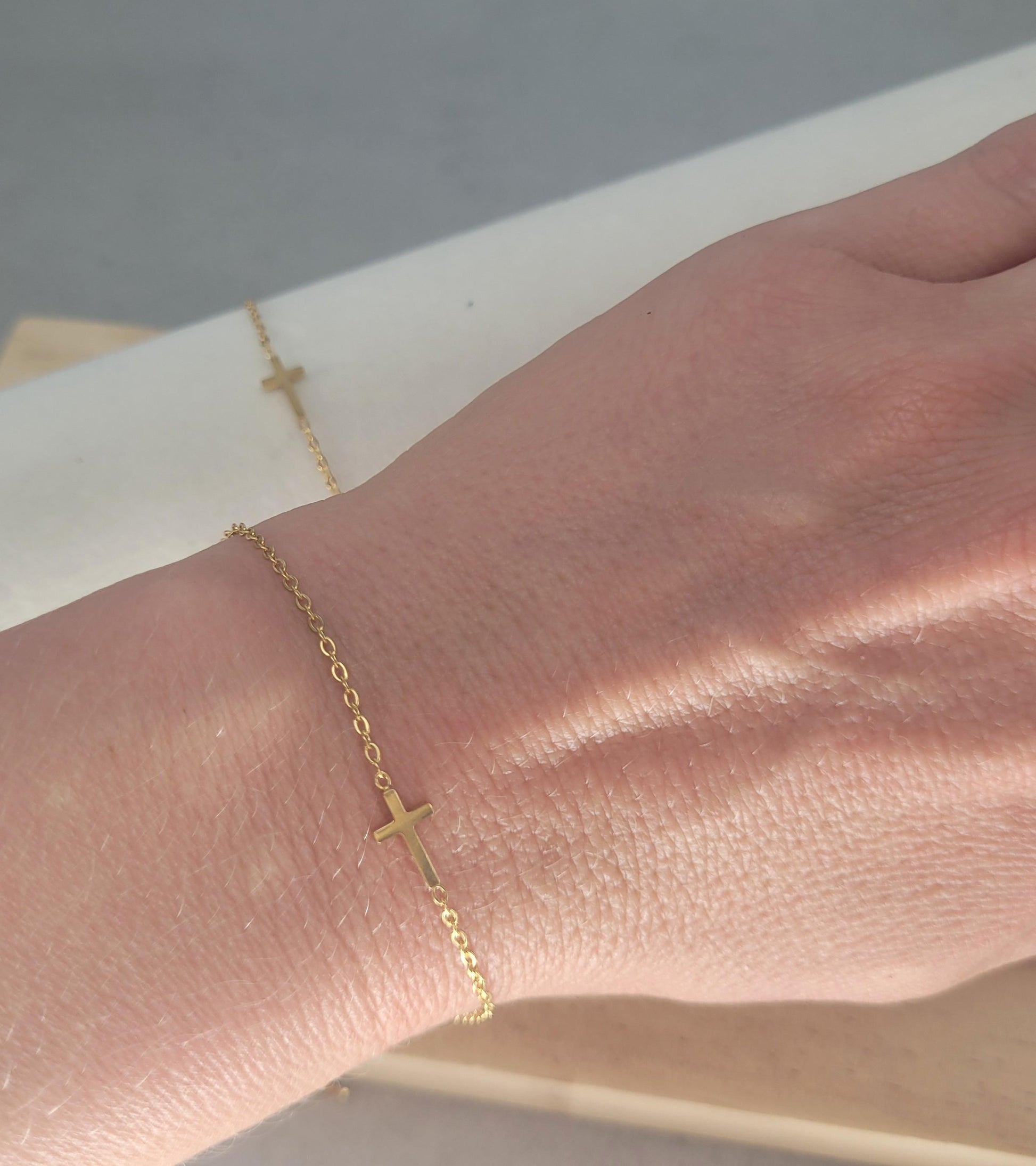 18k gold Cross bracelet / Gold / Cross pendant / Layer bracelet / Chain / Gift ideas / Minimal / Minimalist