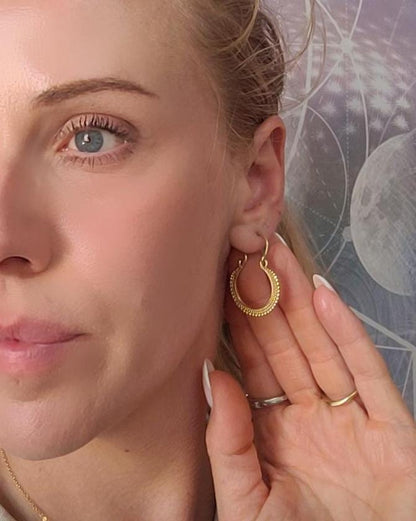 Small golden hoops / Detailed design / Small hoops / Everyday / Elegant / Gift idea / Gold-tone / Boho chic / Minimal