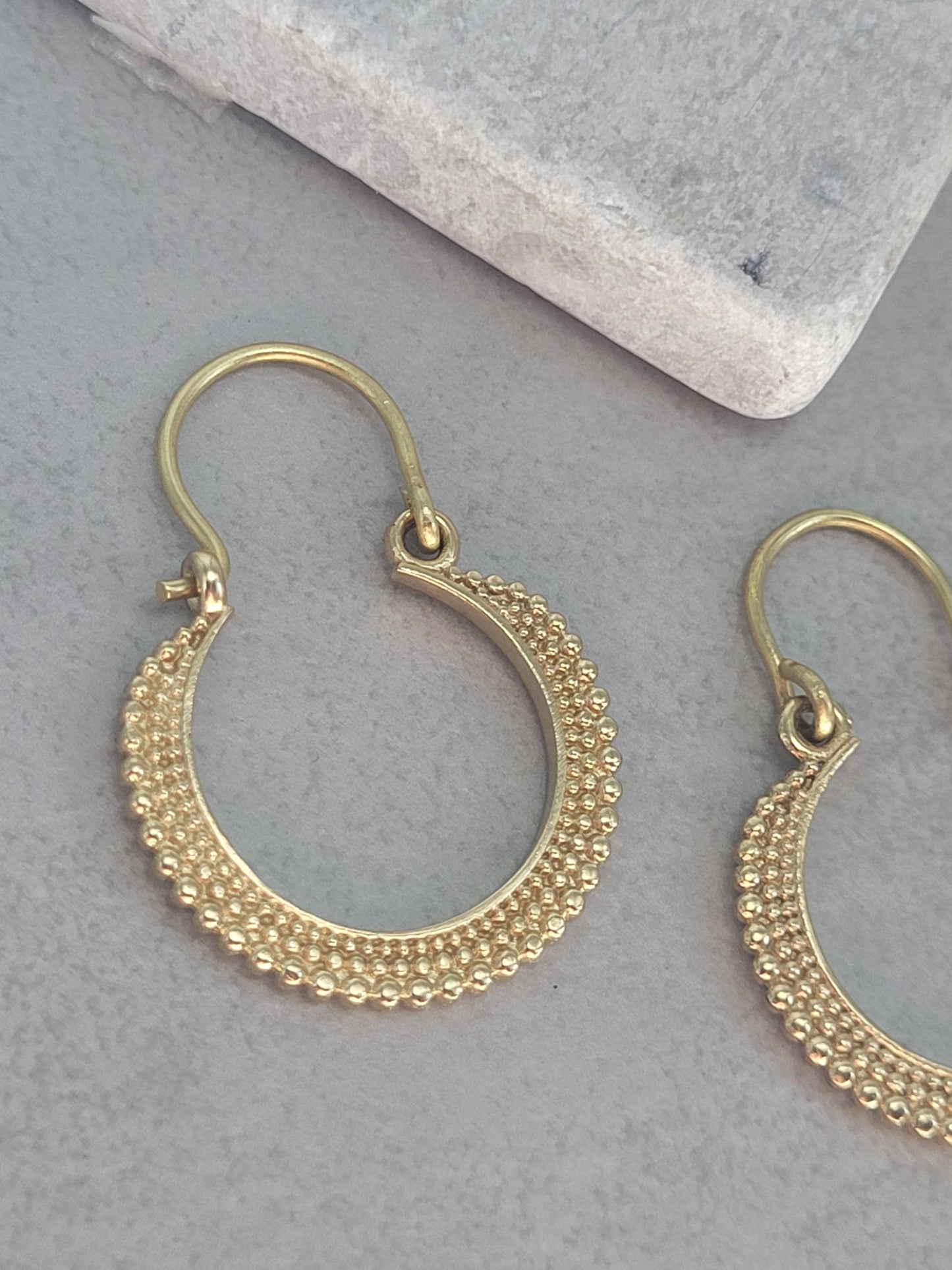 Small golden hoops / Detailed design / Small hoops / Everyday / Elegant / Gift idea / Gold-tone / Boho chic / Minimal
