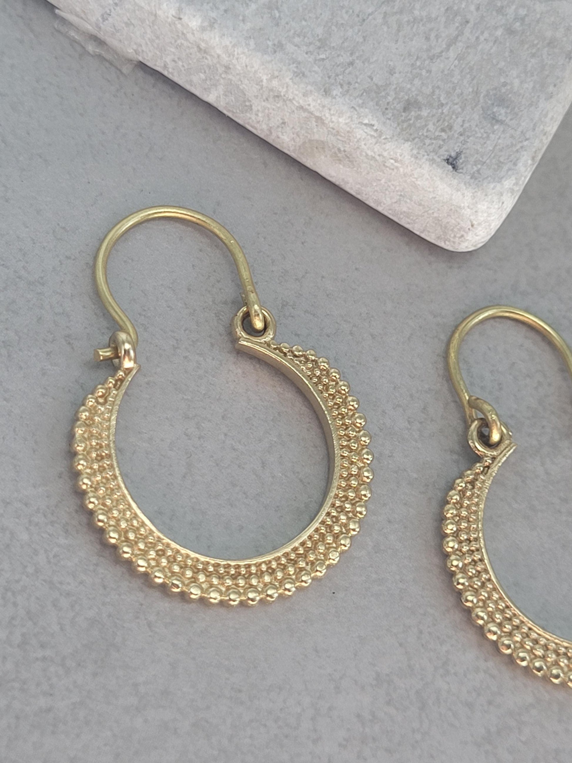 Small golden hoops / Detailed design / Small hoops / Everyday / Elegant / Gift idea / Gold-tone / Boho chic / Minimal