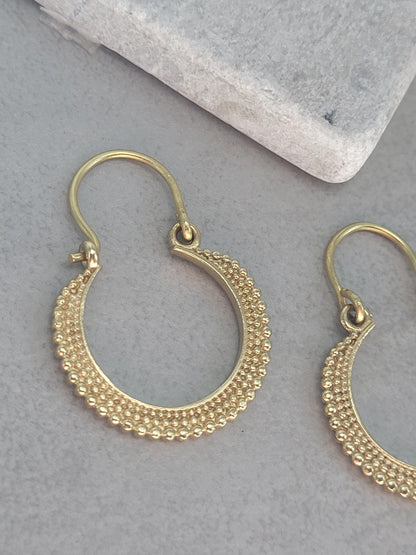 Small golden hoops / Detailed design / Small hoops / Everyday / Elegant / Gift idea / Gold-tone / Boho chic / Minimal