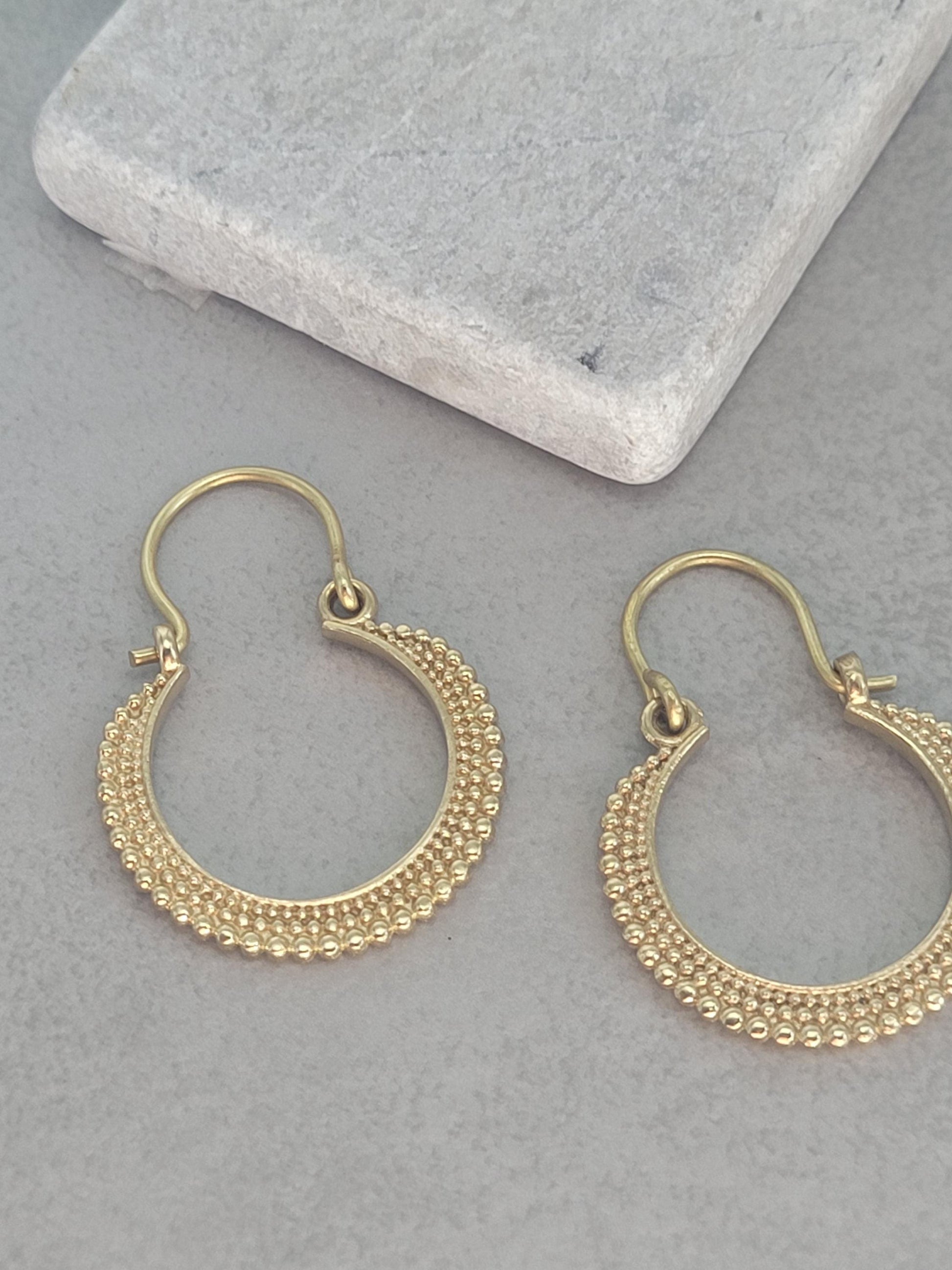 Small golden hoops / Detailed design / Small hoops / Everyday / Elegant / Gift idea / Gold-tone / Boho chic / Minimal