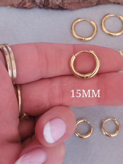 Minimalist 18k gold hoops / Huggie hoops / Plated hoops / Gift / Minimal / everyday wear / Cute / Elegant