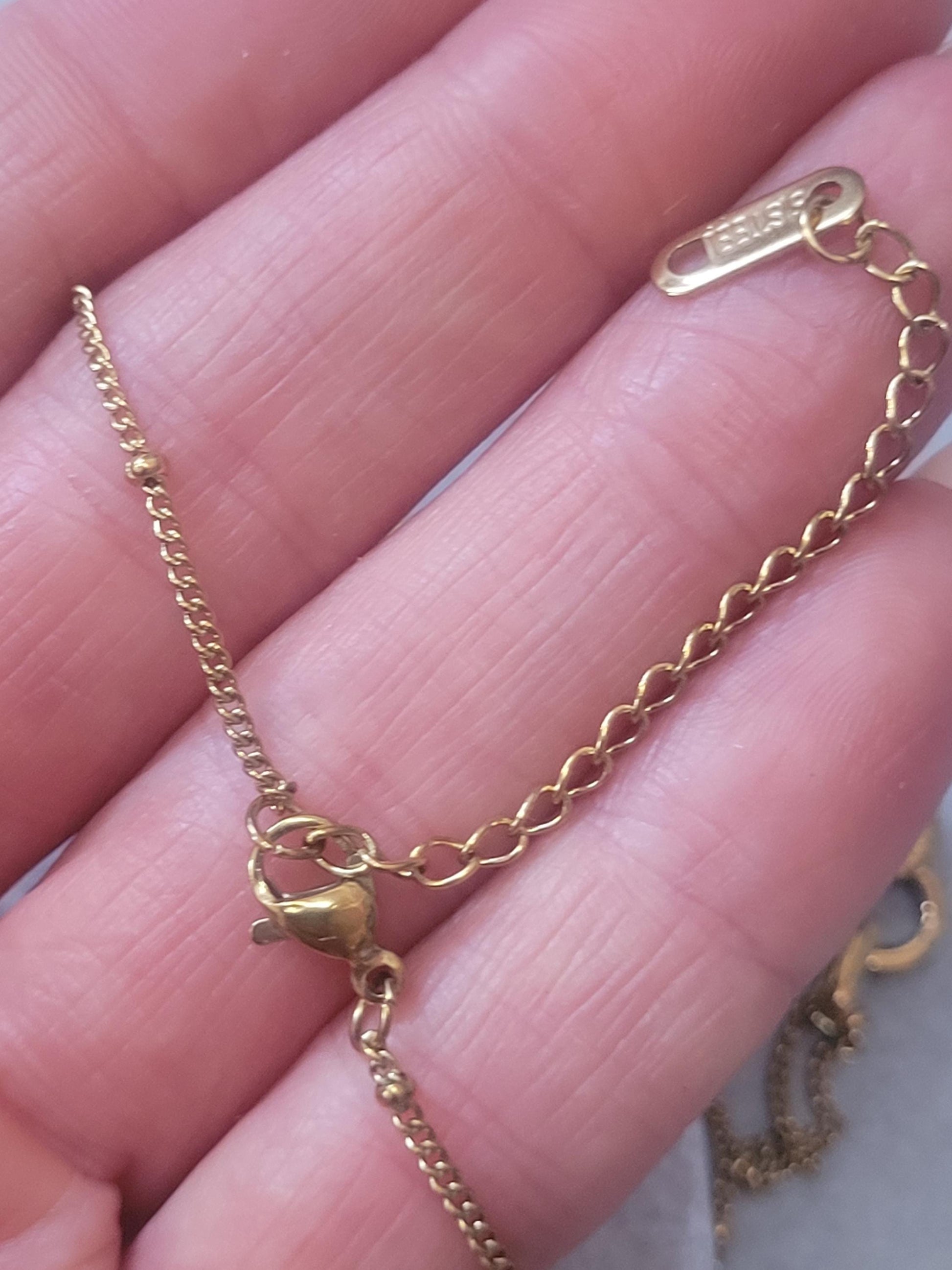 Simple Golden heart necklace / Minimal / Minimalist / Layer necklace / Gold / Golden/ Gift / Cute / Pretty
