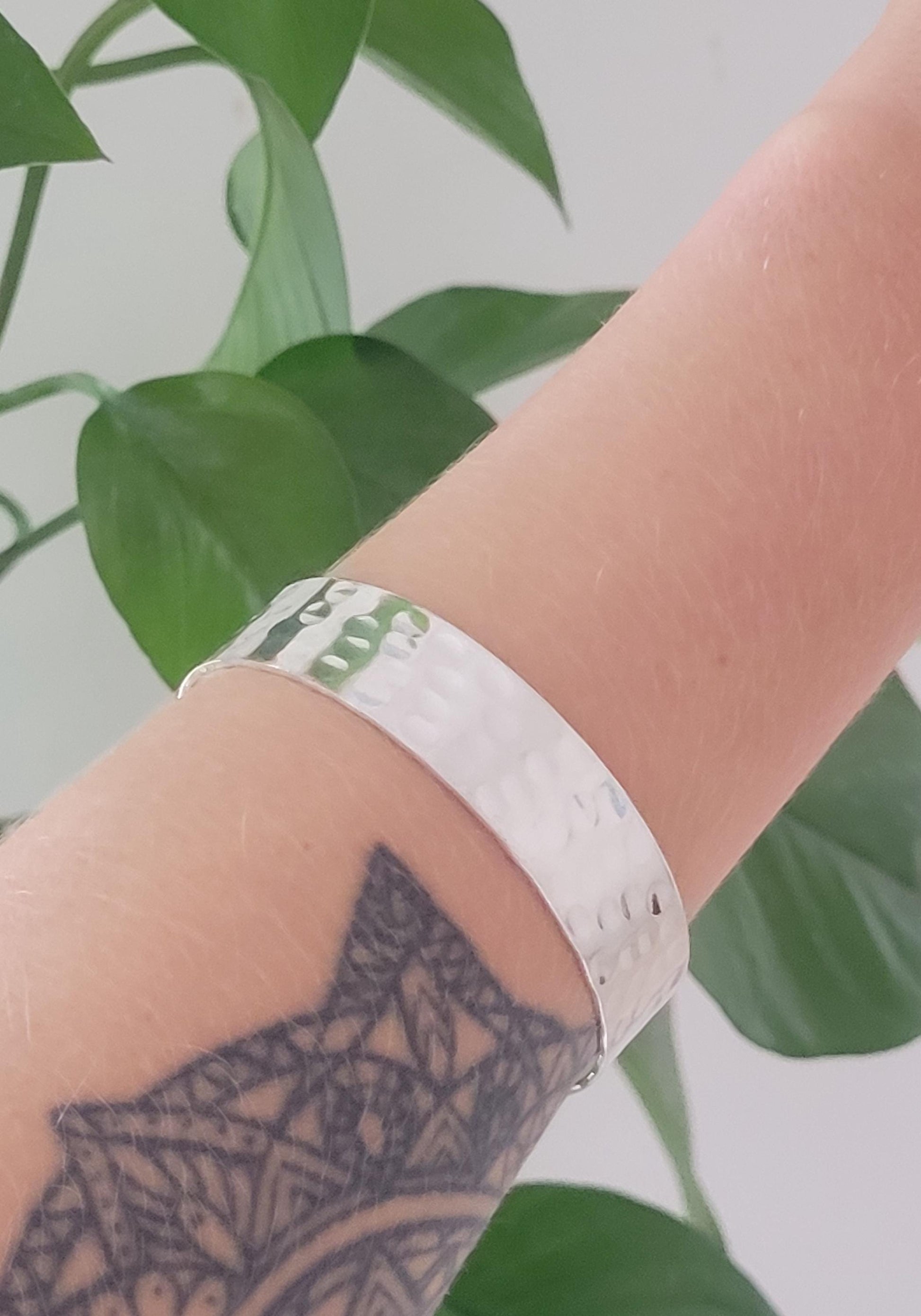 Silver hammered bracelet / Cuff / Simple band bracelet / Adjustable / Hammered jewellery / Statement piece / Gift