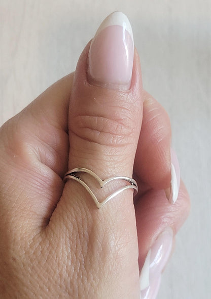Simple silver ring / Classic ring / Gift / Timeless / Minimal / Minimalist / Pretty / Everyday wear / Point ring / Thumb ring