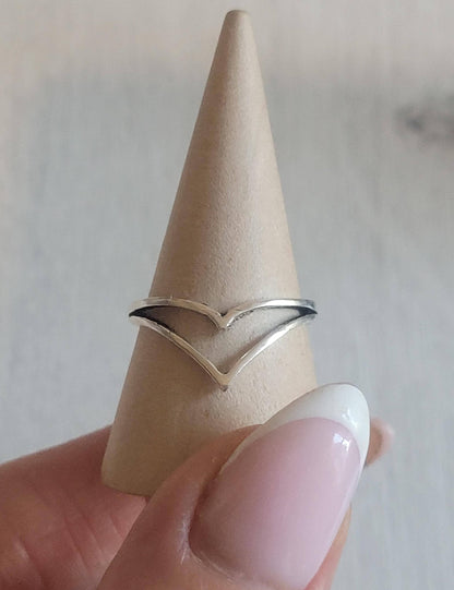 Simple silver ring / Classic ring / Gift / Timeless / Minimal / Minimalist / Pretty / Everyday wear / Point ring / Thumb ring