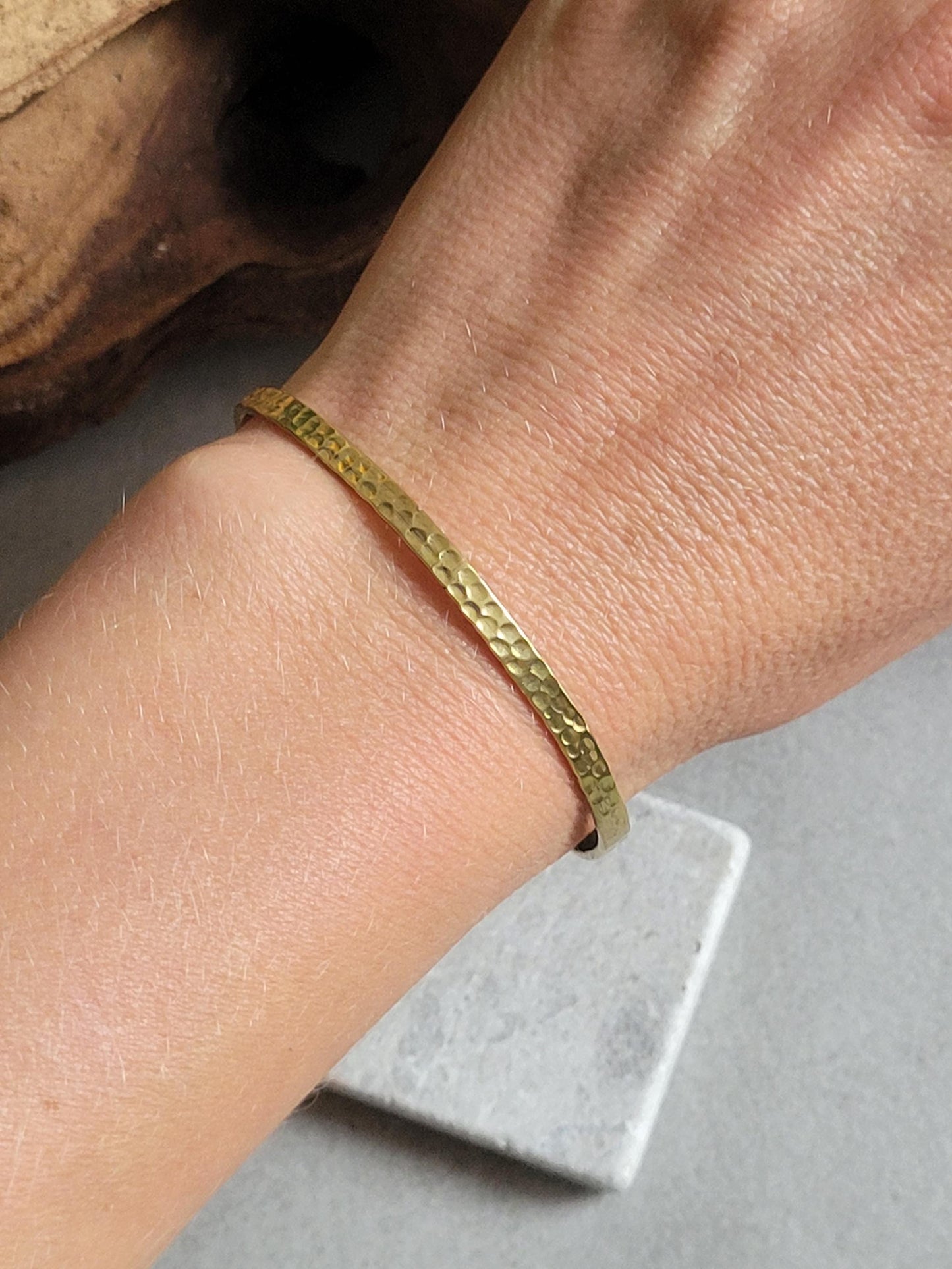 Golden hammered bracelet / Hammered jewellery / Adjustable / Simple bracelet / Minimal / Gift / Stackable bracelet