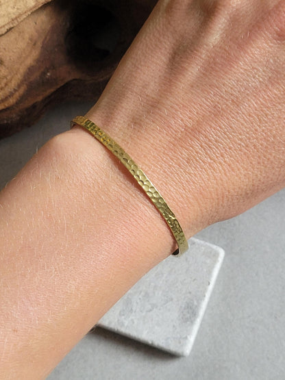 Golden hammered bracelet / Hammered jewellery / Adjustable / Simple bracelet / Minimal / Gift / Stackable bracelet