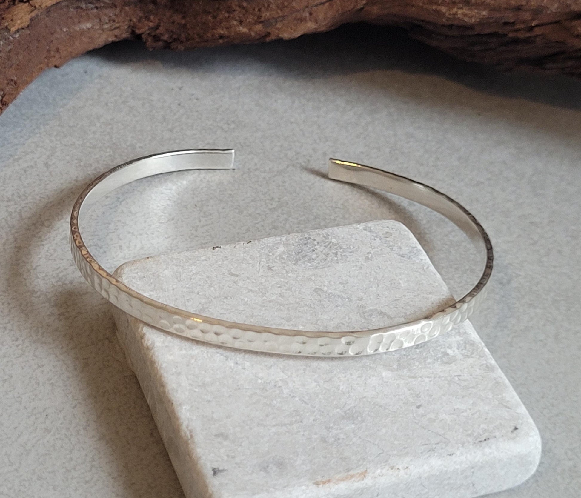 Silver hammered bracelet / Hammered jewellery / Adjustable / Simple bracelet / Minimal / Gift / Stackable bracelet