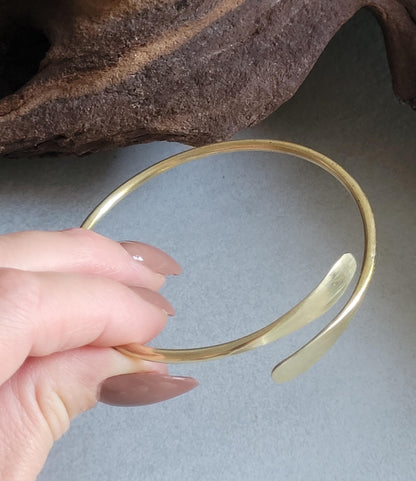 Golden bracelet / Hammered jewellery / Adjustable / Simple bracelet / Minimal / Gift / Simple / Minimalist / Pretty / Brass