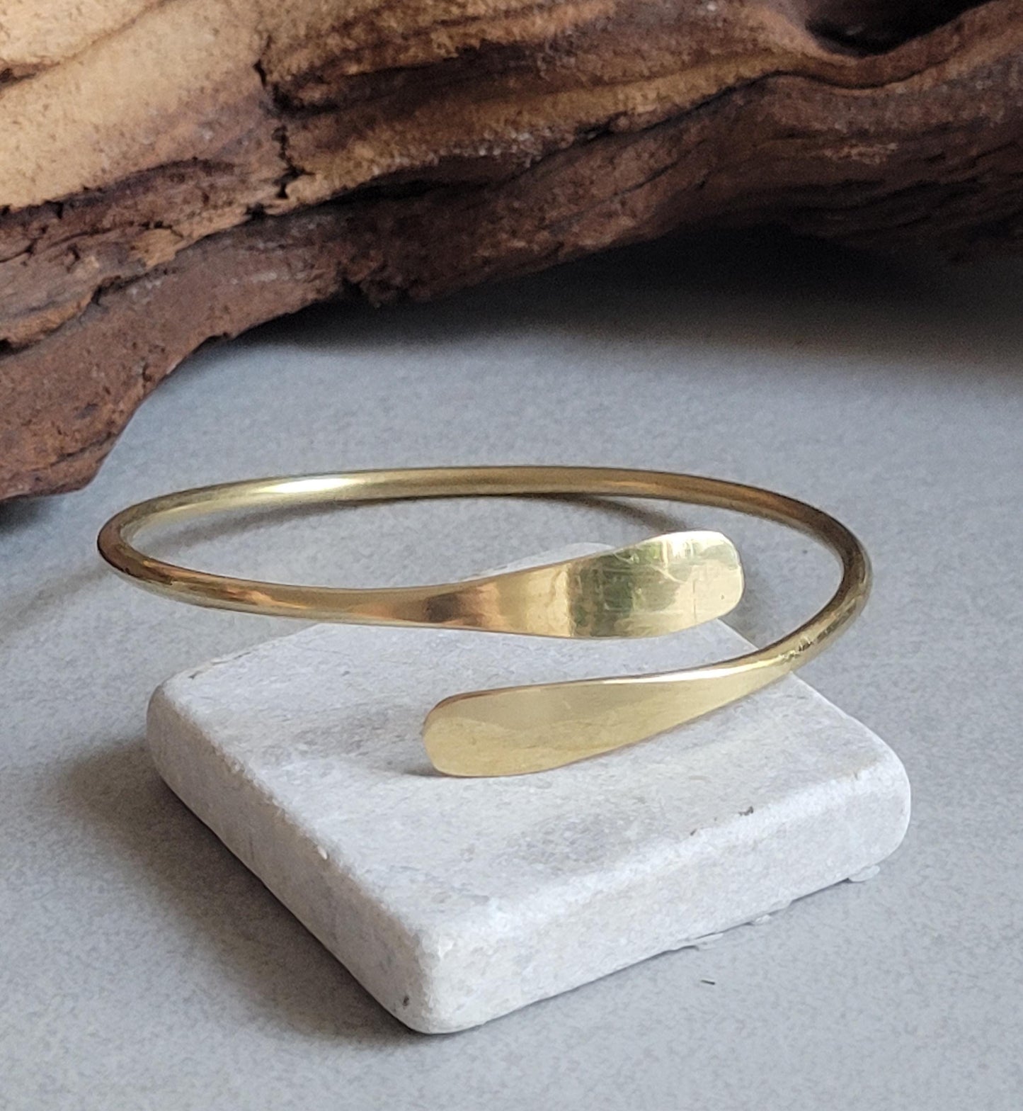 Golden bracelet / Hammered jewellery / Adjustable / Simple bracelet / Minimal / Gift / Simple / Minimalist / Pretty / Brass