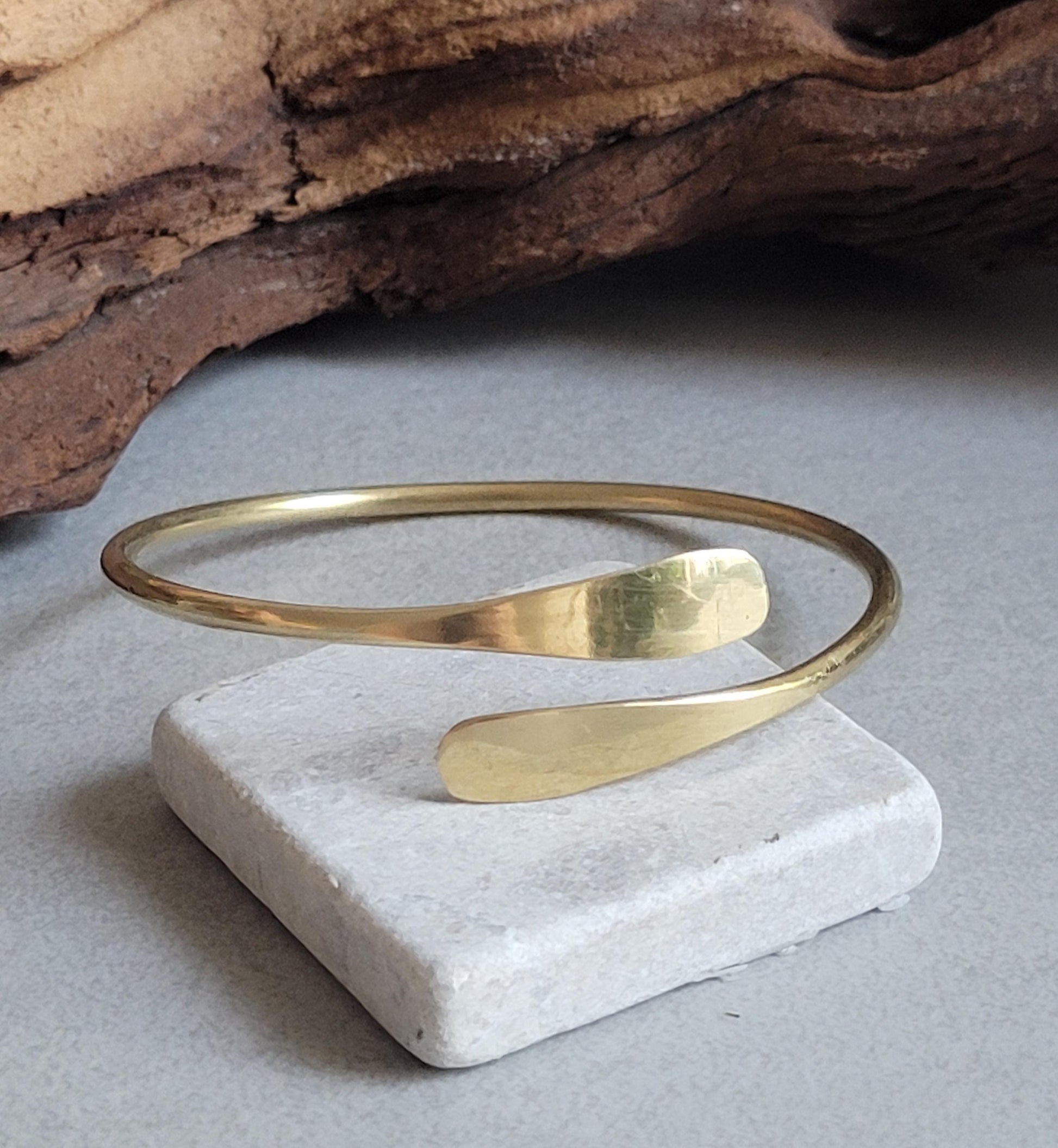 Golden bracelet / Hammered jewellery / Adjustable / Simple bracelet / Minimal / Gift / Simple / Minimalist / Pretty / Brass