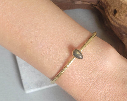 Brass bangle with Labradorite / Gold bracelet / Bracelet / Golden / Brass / Boho / Minimal / Minimalist / Minimal / Elegant / Stackable