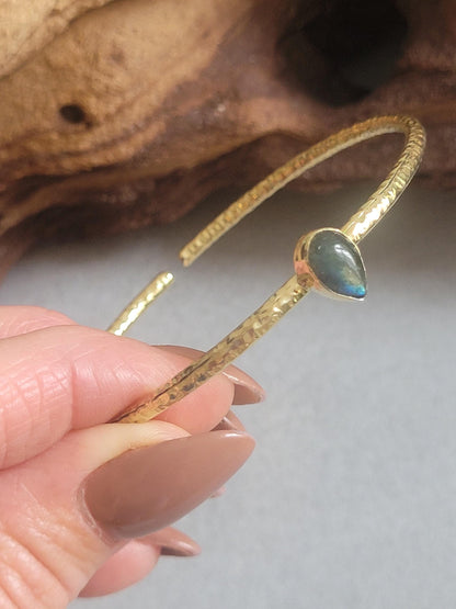 Brass bangle with Labradorite / Gold bracelet / Bracelet / Golden / Brass / Boho / Minimal / Minimalist / Minimal / Elegant / Stackable