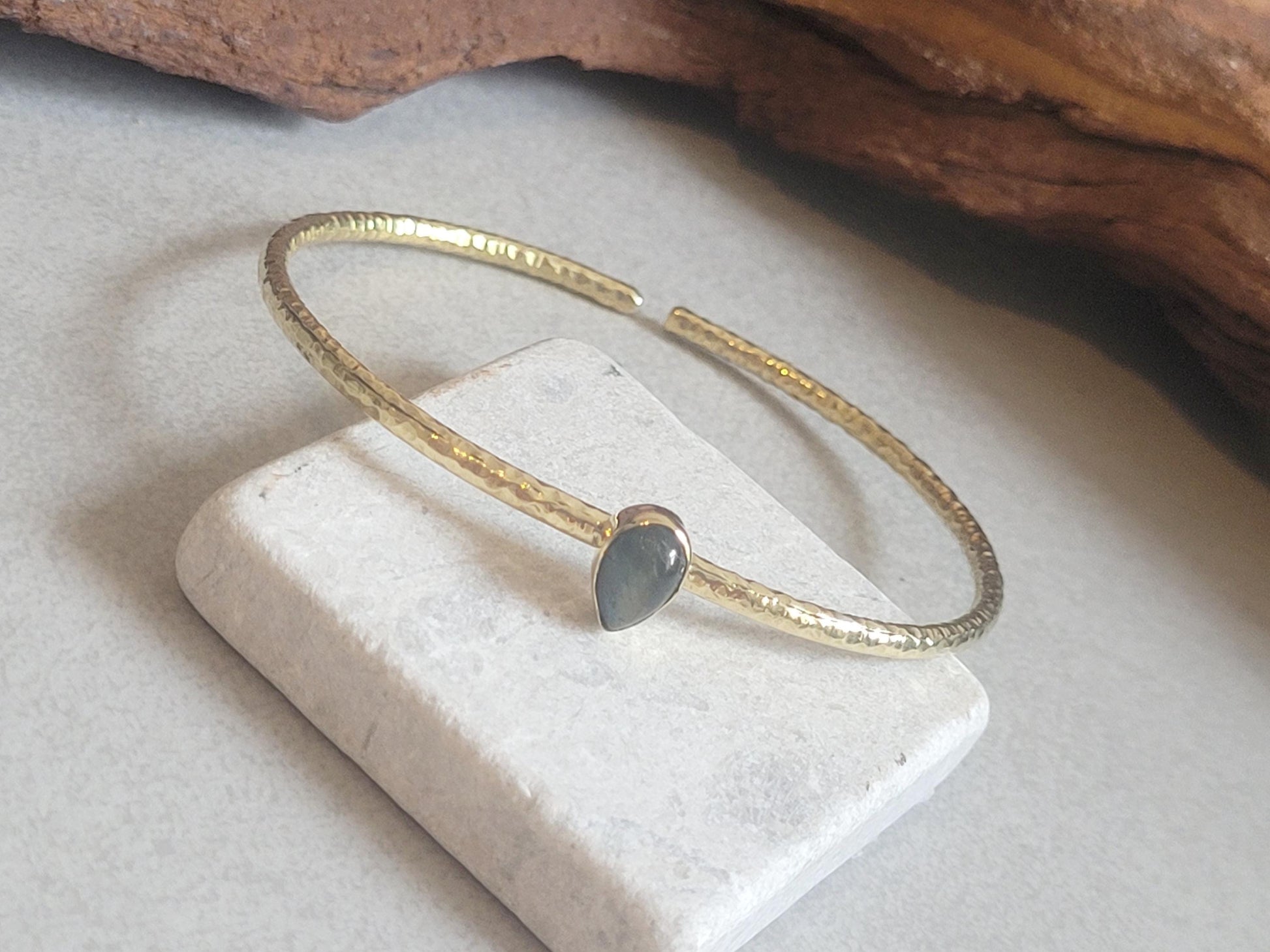 Brass bangle with Labradorite / Gold bracelet / Bracelet / Golden / Brass / Boho / Minimal / Minimalist / Minimal / Elegant / Stackable