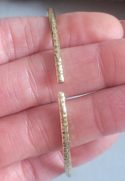 Brass bangle with Labradorite / Gold bracelet / Bracelet / Golden / Brass / Boho / Minimal / Minimalist / Minimal / Elegant / Stackable