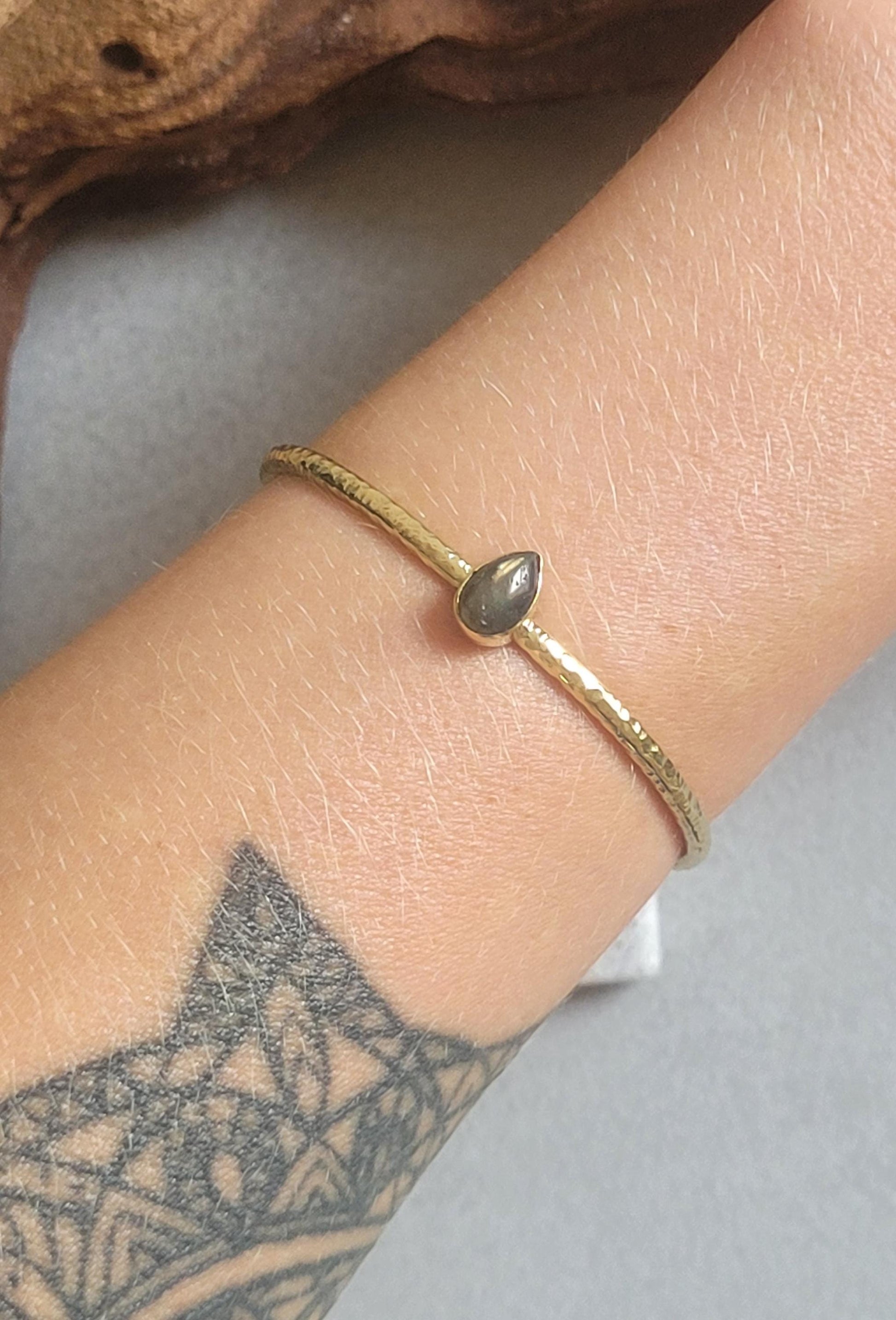Brass bangle with Labradorite / Gold bracelet / Bracelet / Golden / Brass / Boho / Minimal / Minimalist / Minimal / Elegant / Stackable