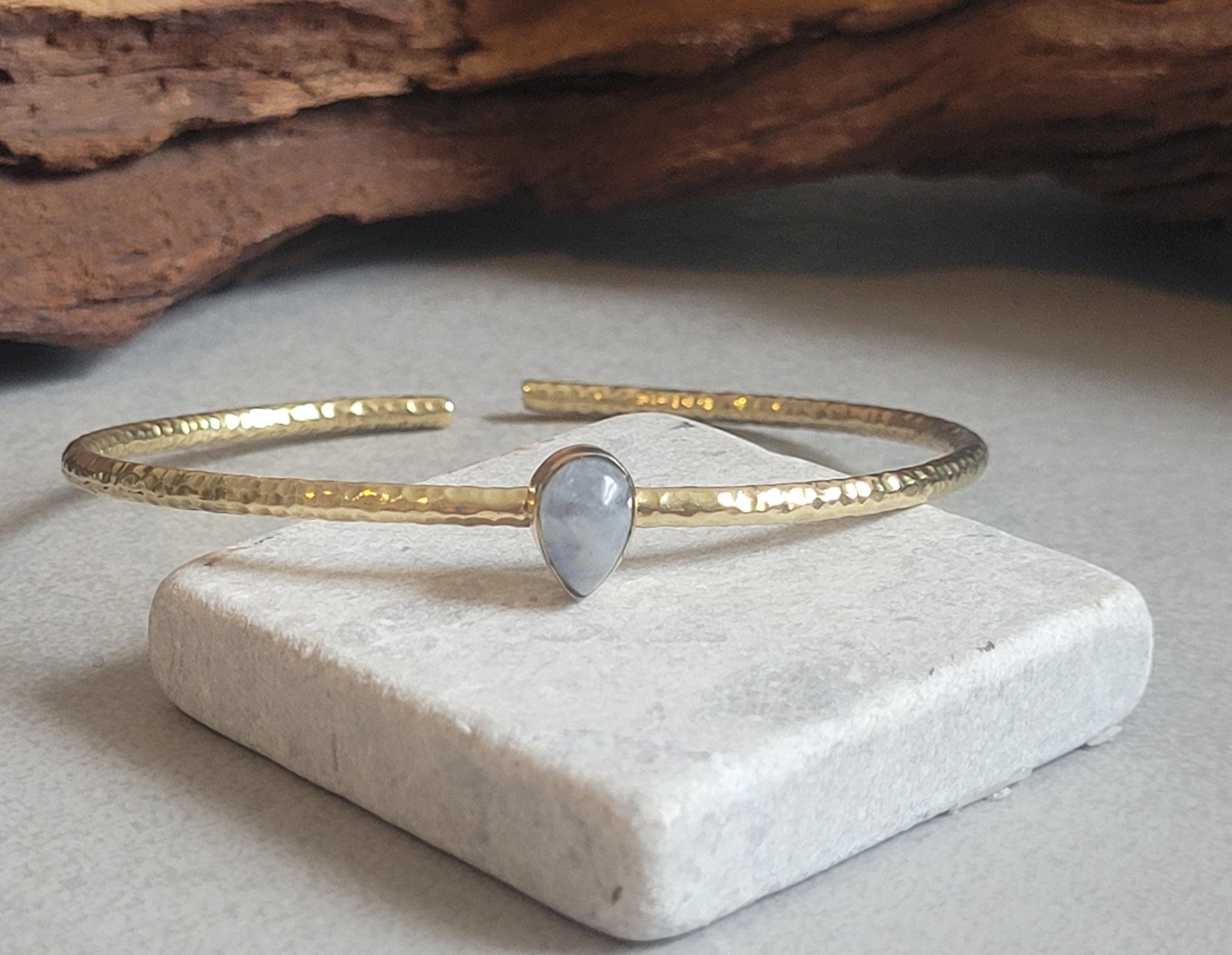 Brass bangle with Moonstone/ Gold bracelet / Bracelet / Golden / Brass / Boho / Minimal / Minimalist / Minimal / Elegant / Stackable