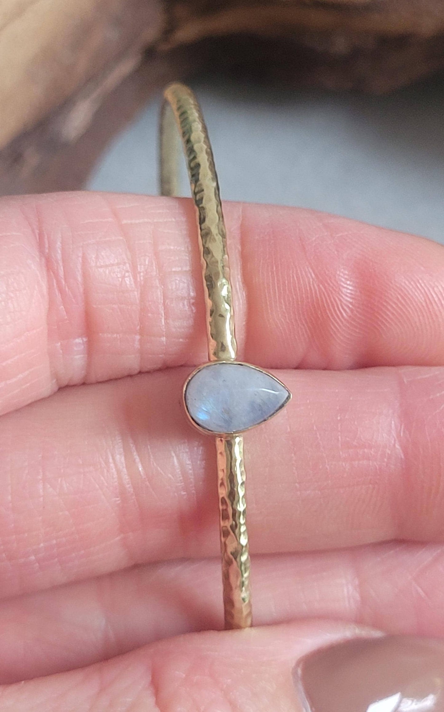 Brass bangle with Moonstone/ Gold bracelet / Bracelet / Golden / Brass / Boho / Minimal / Minimalist / Minimal / Elegant / Stackable