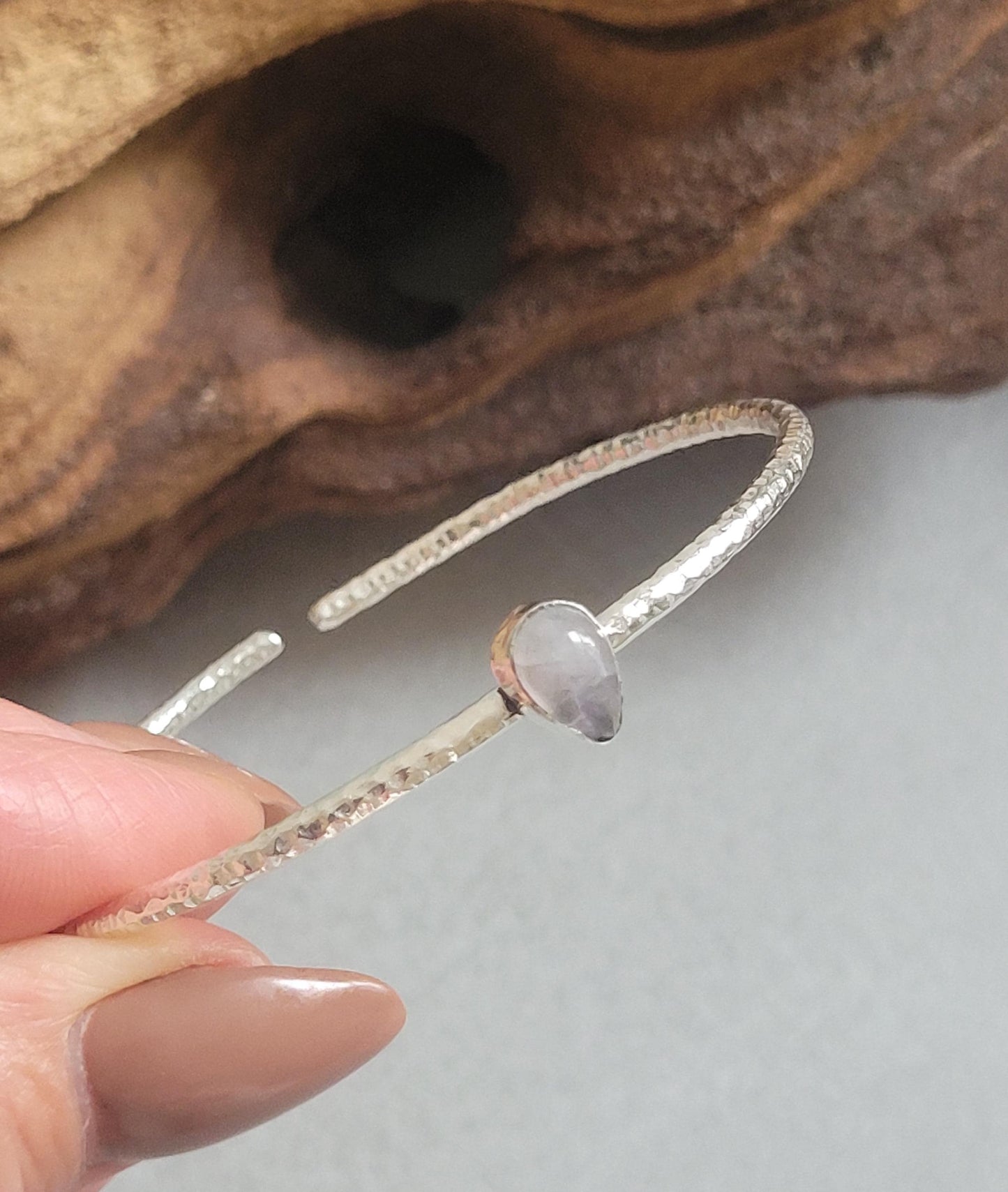 Silver bangle with a stone center / Silver bracelet / Bracelet / Silver / Cute/ Boho / Minimal / Minimalist / Minimal / Elegant / Stackable