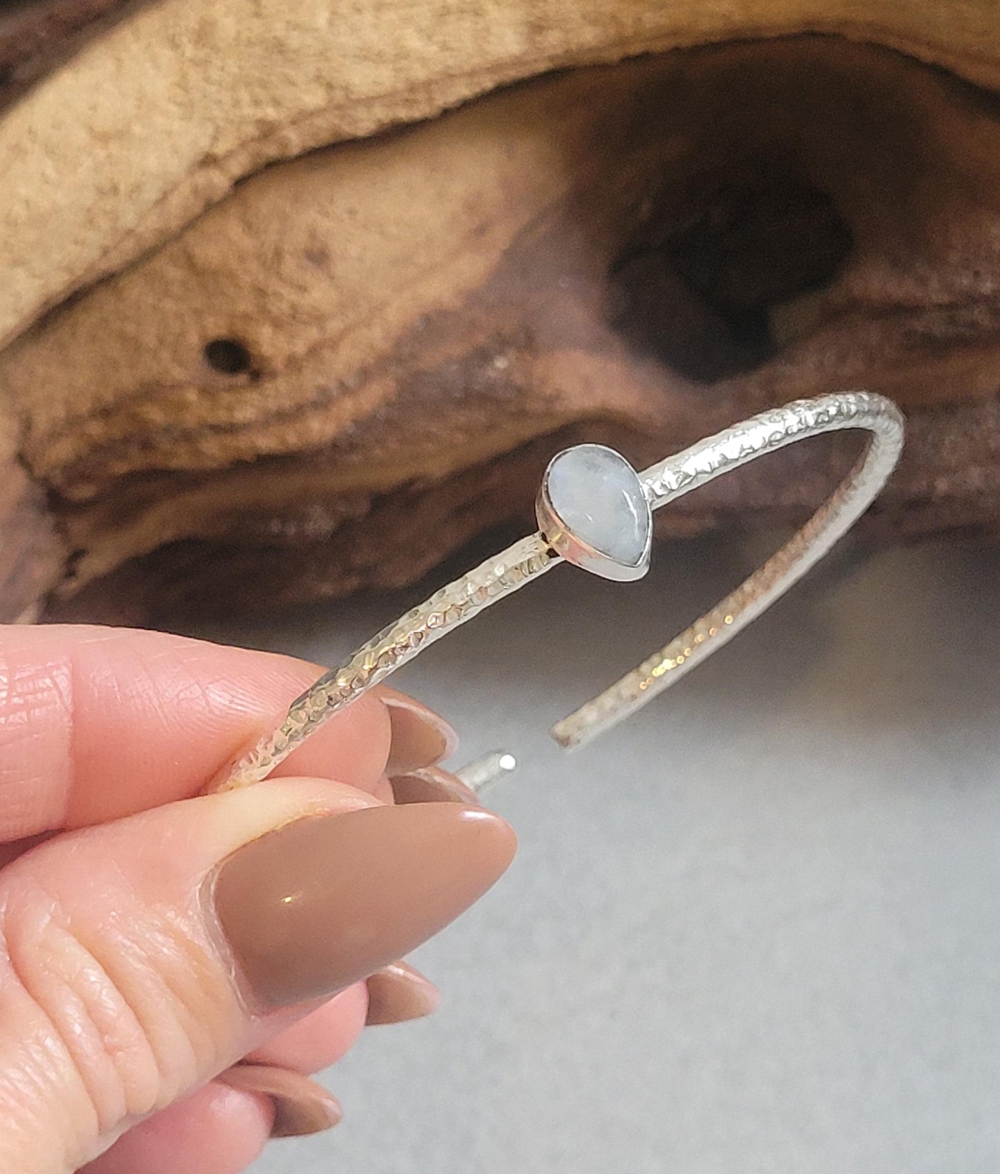 Silver bangle with a stone center / Silver bracelet / Bracelet / Silver / Cute/ Boho / Minimal / Minimalist / Minimal / Elegant / Stackable