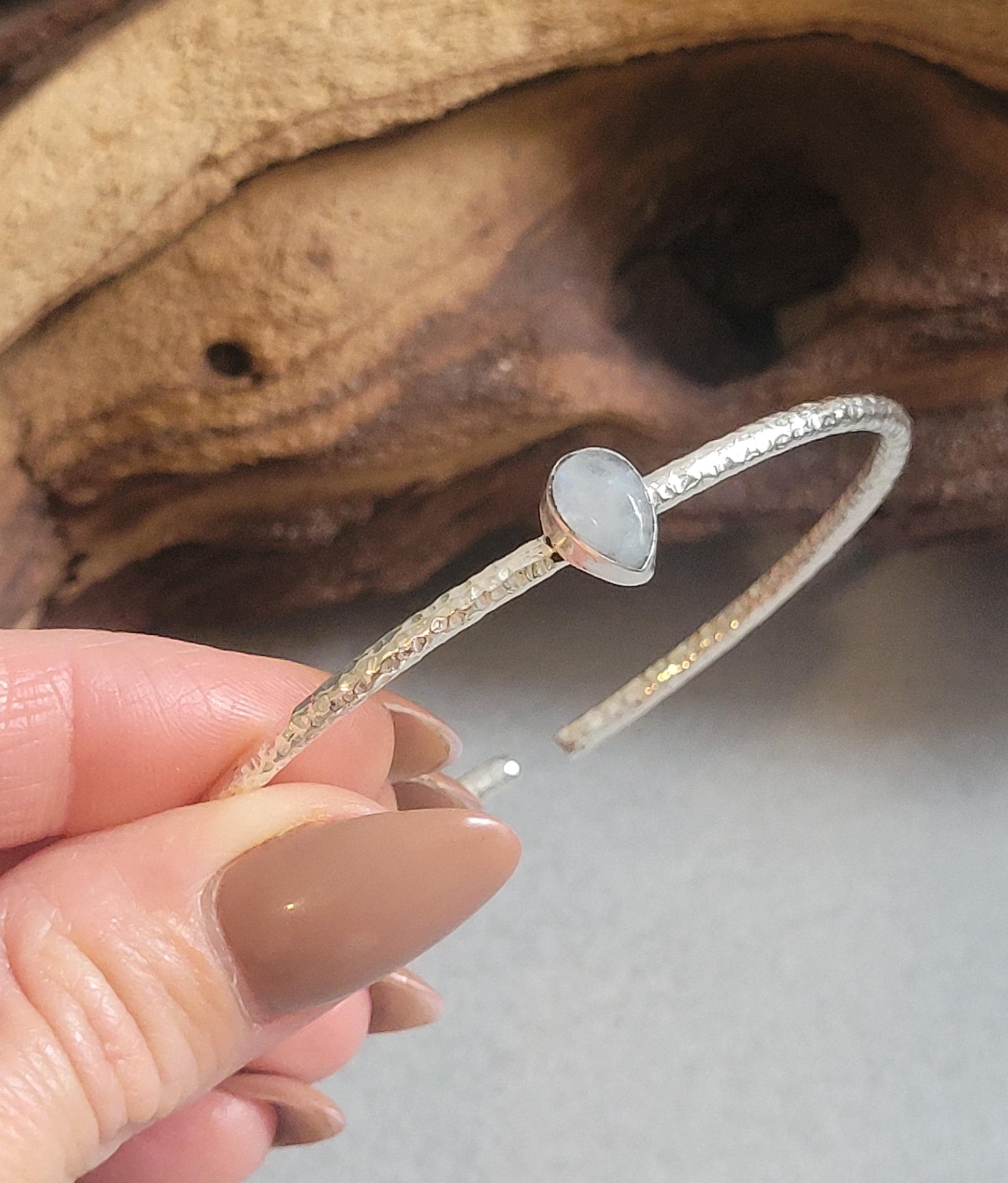 Silver bangle with a stone center / Silver bracelet / Bracelet / Silver / Cute/ Boho / Minimal / Minimalist / Minimal / Elegant / Stackable