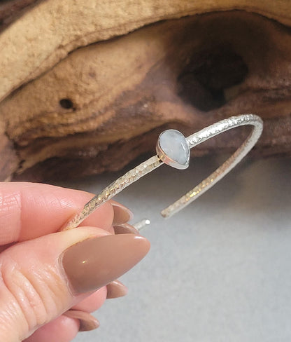 Silver bangle with a stone center / Silver bracelet / Bracelet / Silver / Cute/ Boho / Minimal / Minimalist / Minimal / Elegant / Stackable