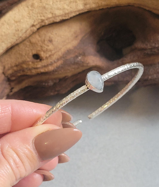 Silver bangle with a stone center / Silver bracelet / Bracelet / Silver / Cute/ Boho / Minimal / Minimalist / Minimal / Elegant / Stackable