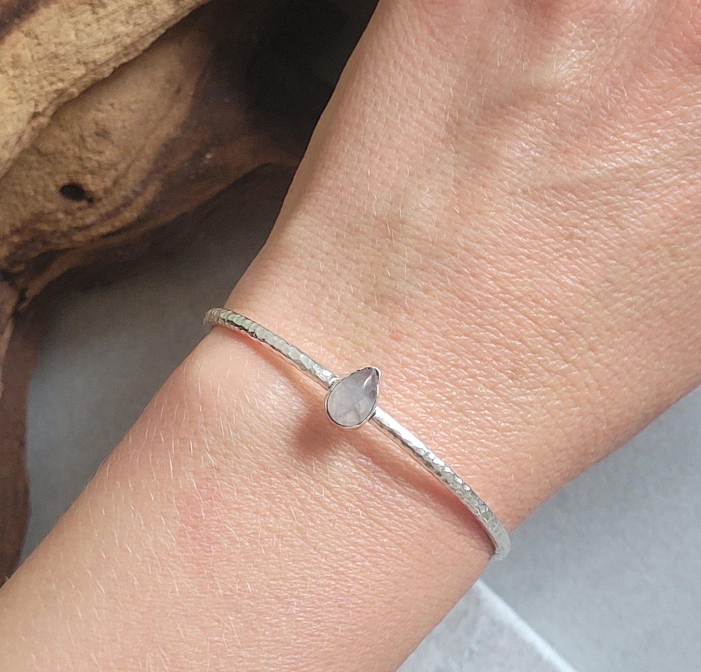 Silver bangle with a stone center / Silver bracelet / Bracelet / Silver / Cute/ Boho / Minimal / Minimalist / Minimal / Elegant / Stackable