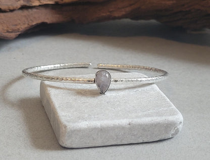 Silver bangle with a stone center / Silver bracelet / Bracelet / Silver / Cute/ Boho / Minimal / Minimalist / Minimal / Elegant / Stackable
