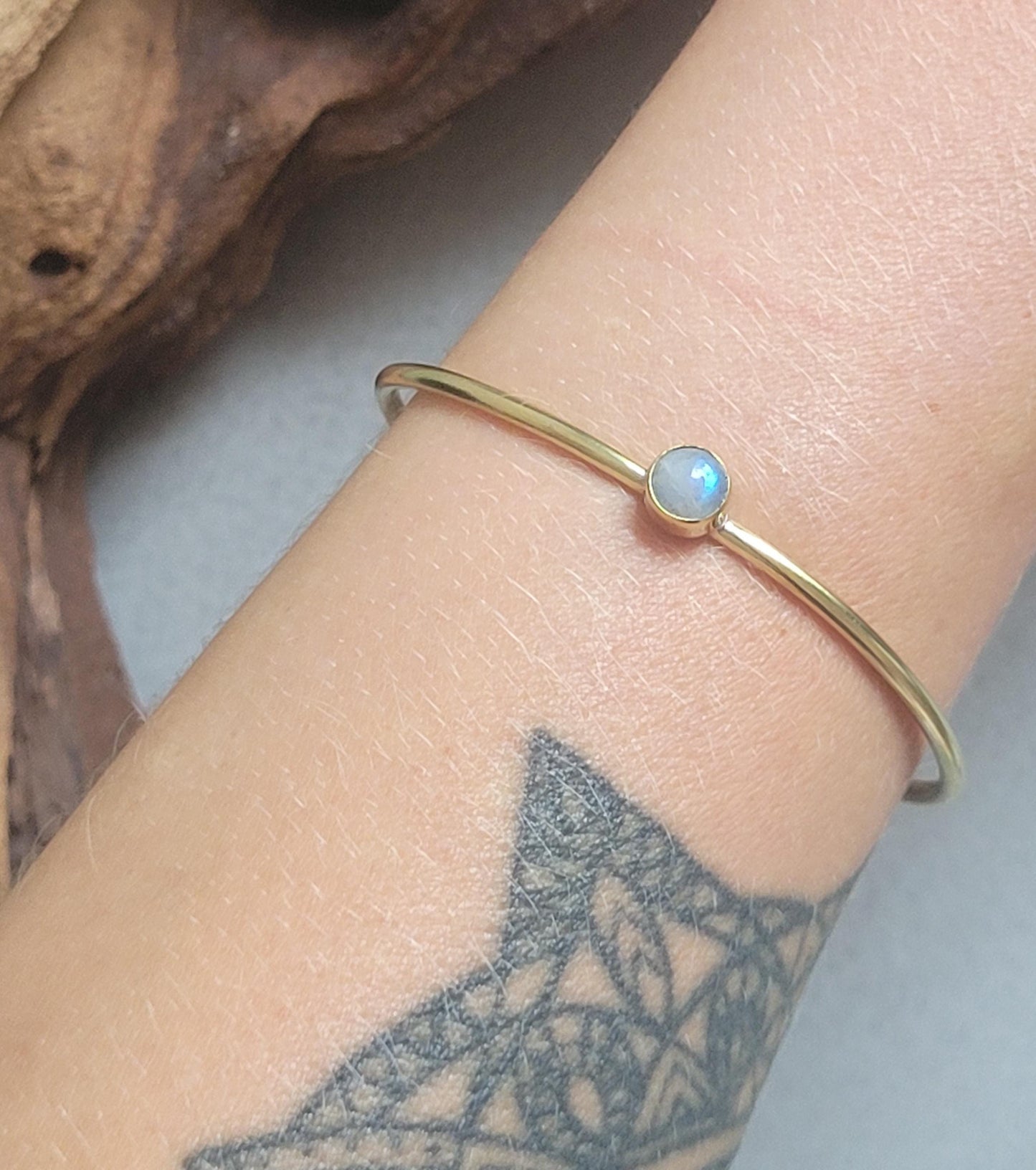 Brass bangle with Labradorite / Gold bracelet / Bracelet / Golden / Brass / Boho / Minimal / Minimalist / Minimal / Elegant / Stackable
