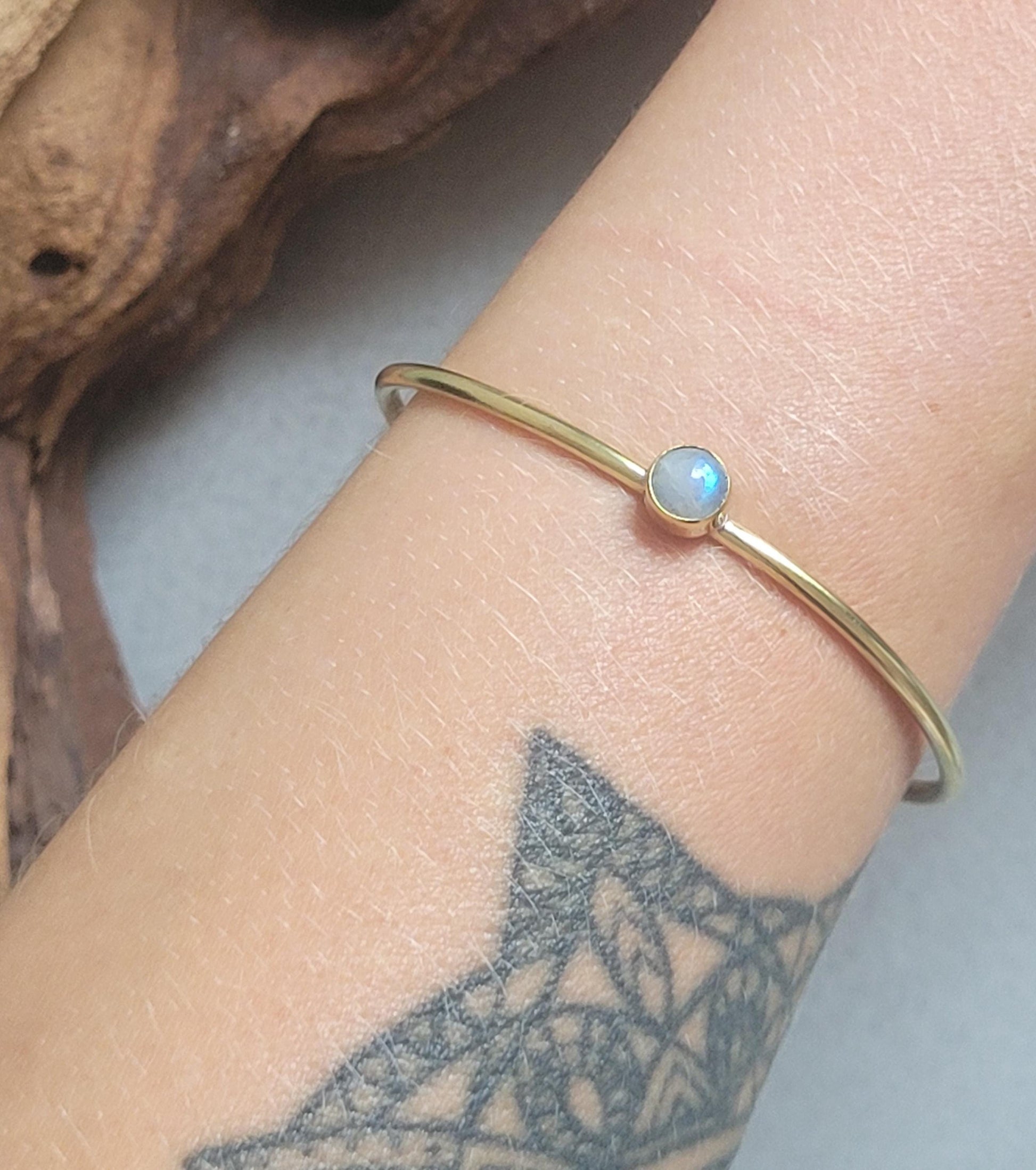 Brass bangle with Labradorite / Gold bracelet / Bracelet / Golden / Brass / Boho / Minimal / Minimalist / Minimal / Elegant / Stackable