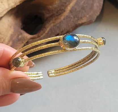 Golden cuff bracelet / Elegant / Hammered style / Luxurious / Gift / Gifting / Boho / Ethnic style / Brass / Gold / Pretty