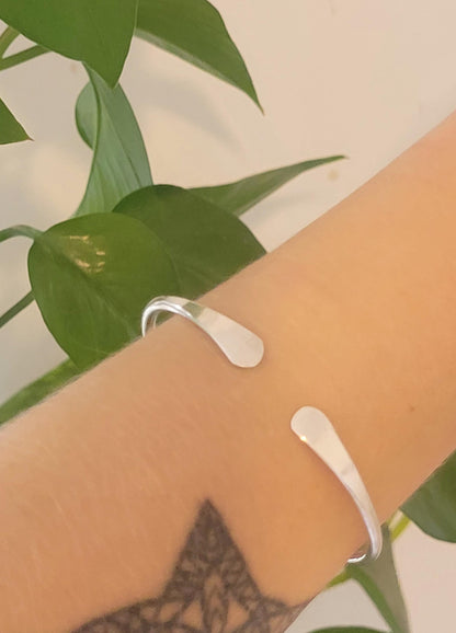 Silver hammered bracelet / Hammered jewellery / Adjustable / Simple bracelet / Minimal / Gift