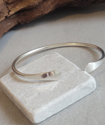Silver hammered bracelet / Hammered jewellery / Adjustable / Simple bracelet / Minimal / Gift