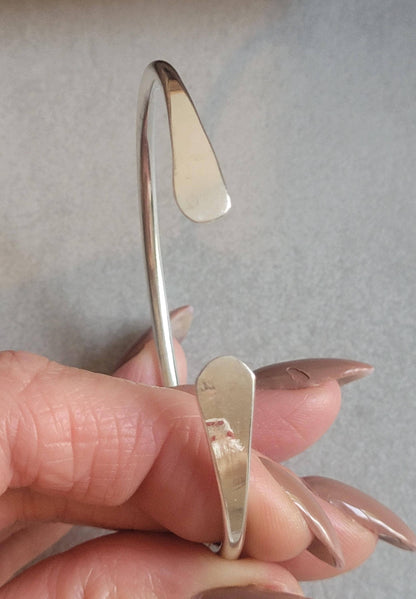 Silver hammered bracelet / Hammered jewellery / Adjustable / Simple bracelet / Minimal / Gift