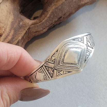 Silver detailed bracelet / Traditional / Intricate patterns / Cuff / Unique / Bracelet / Tribal / Ethnic / Jewellery