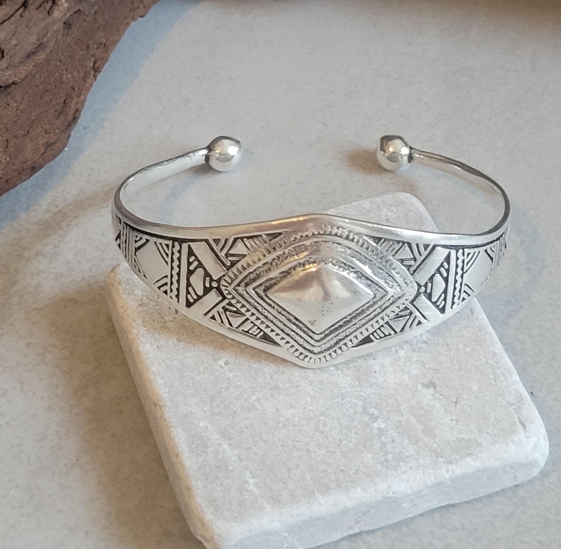 Silver detailed bracelet / Traditional / Intricate patterns / Cuff / Unique / Bracelet / Tribal / Ethnic / Jewellery