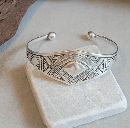 Silver detailed bracelet / Traditional / Intricate patterns / Cuff / Unique / Bracelet / Tribal / Ethnic / Jewellery