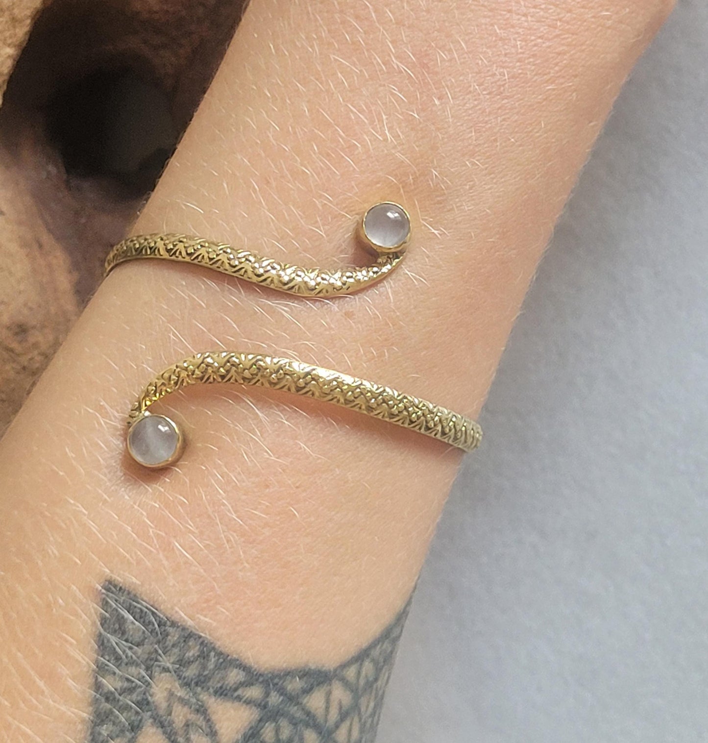 Golden double stone bracelet / Detailed cuff bracelet / Unique / Elegant / Brass / Gift idea/ Ethnic / Minimalist / Statement