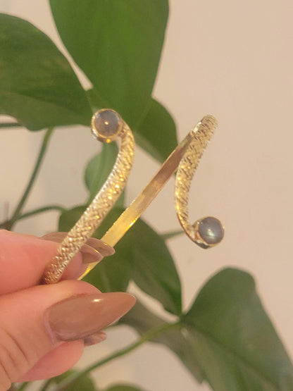 Golden double stone bracelet / Detailed cuff bracelet / Unique / Elegant / Brass / Gift idea/ Ethnic / Minimalist / Statement