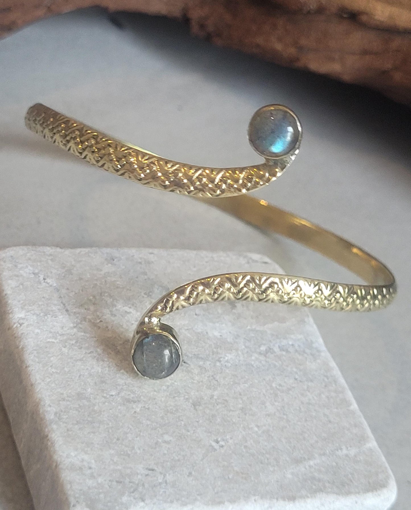 Golden double stone bracelet / Detailed cuff bracelet / Unique / Elegant / Brass / Gift idea/ Ethnic / Minimalist / Statement