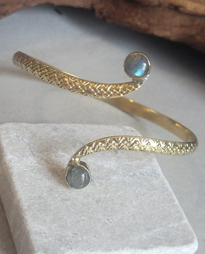 Golden double stone bracelet / Detailed cuff bracelet / Unique / Elegant / Brass / Gift idea/ Ethnic / Minimalist / Statement