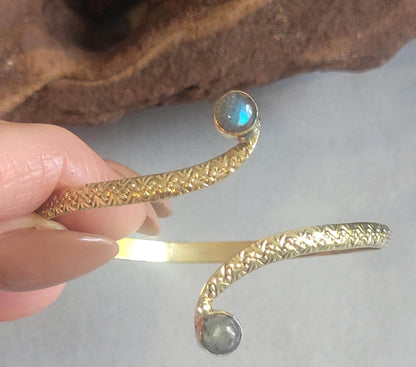 Golden double stone bracelet / Detailed cuff bracelet / Unique / Elegant / Brass / Gift idea/ Ethnic / Minimalist / Statement