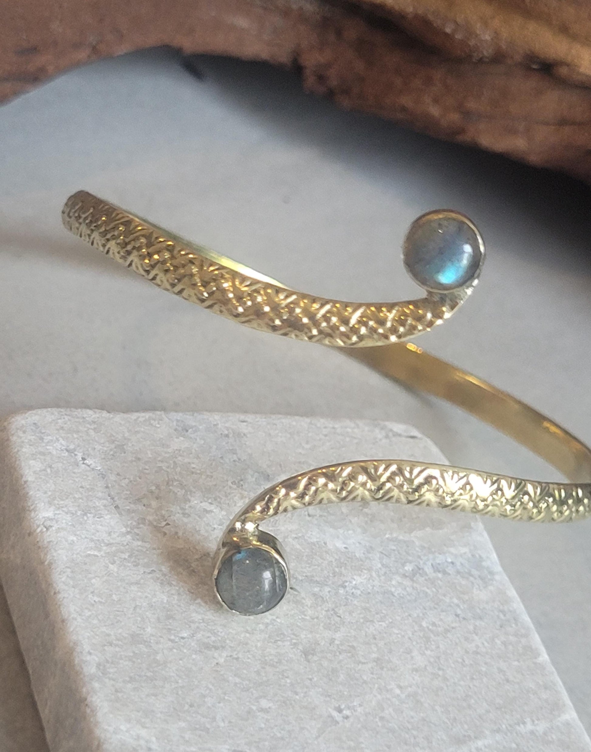 Golden double stone bracelet / Detailed cuff bracelet / Unique / Elegant / Brass / Gift idea/ Ethnic / Minimalist / Statement