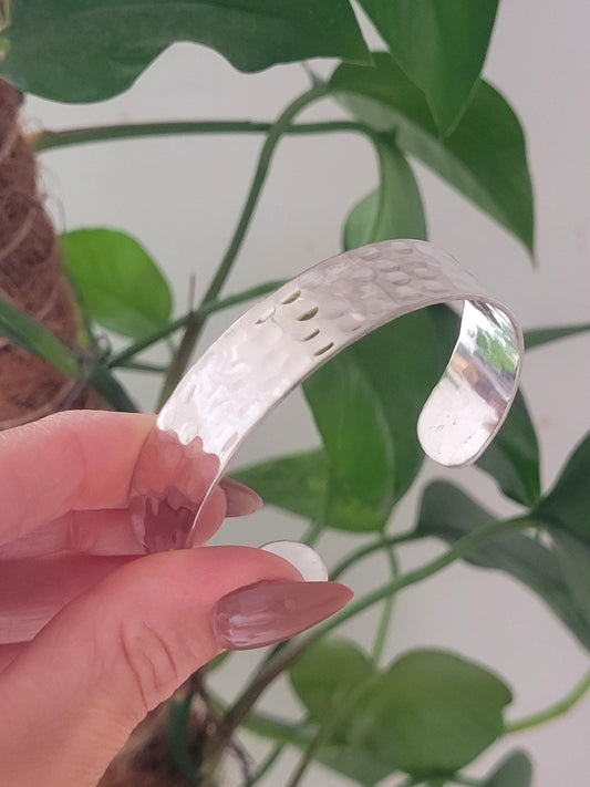 Silver hammered bracelet / Cuff / Simple band bracelet / Adjustable / Hammered jewellery / Statement piece / Gift